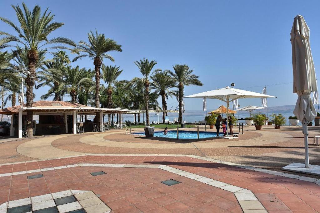 Roses By Lake Kinneret Тиберия Екстериор снимка
