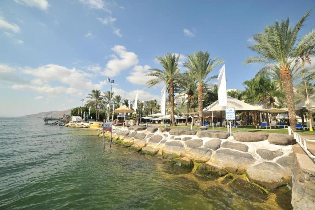 Roses By Lake Kinneret Тиберия Екстериор снимка